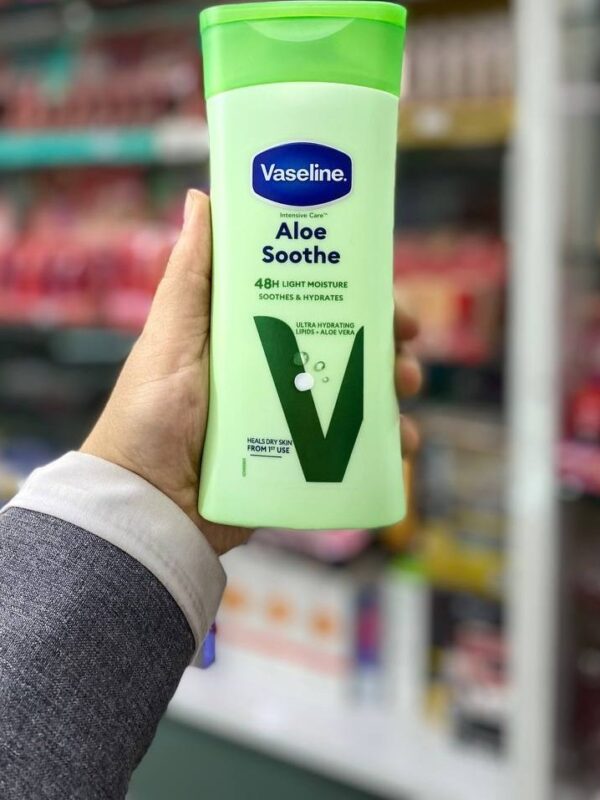 لوسیون بدن وازلین مدل آلوئه ورا آرام بخش حجم ۲۰۰ میلی لیتر